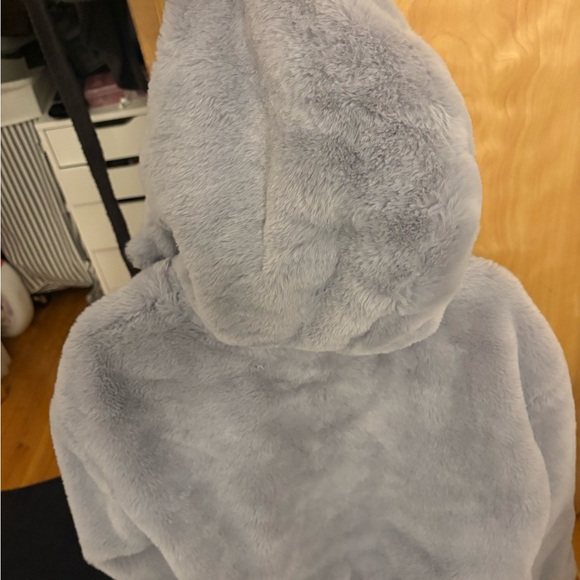 UGG Women’s Light Gray Faux Fur Coat - Picture 6 of 6